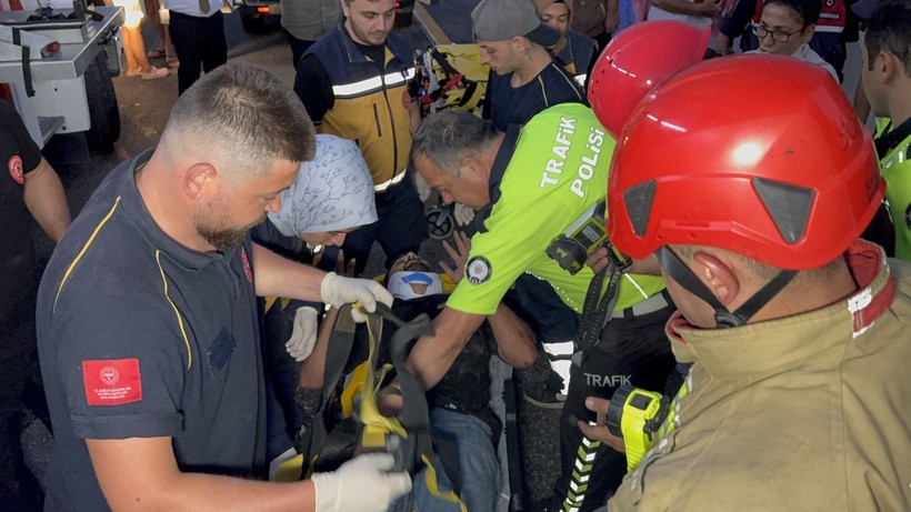 Düzce’de zincirleme kaza! Makarna yüklü tır, otobüs ve otomobile çarptı - Resim: 11
