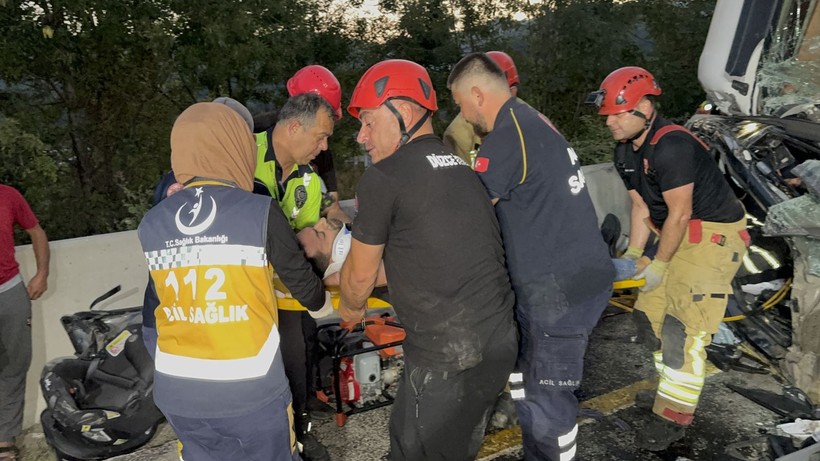 Düzce’de zincirleme kaza! Makarna yüklü tır, otobüs ve otomobile çarptı - Resim: 9