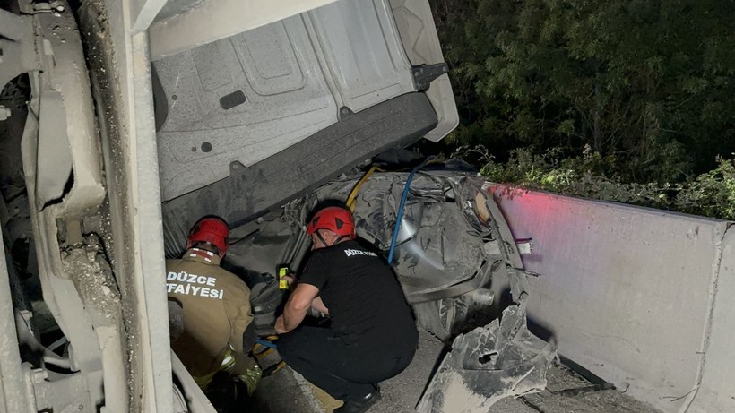 Düzce’de zincirleme kaza! Makarna yüklü tır, otobüs ve otomobile çarptı - Resim: 8