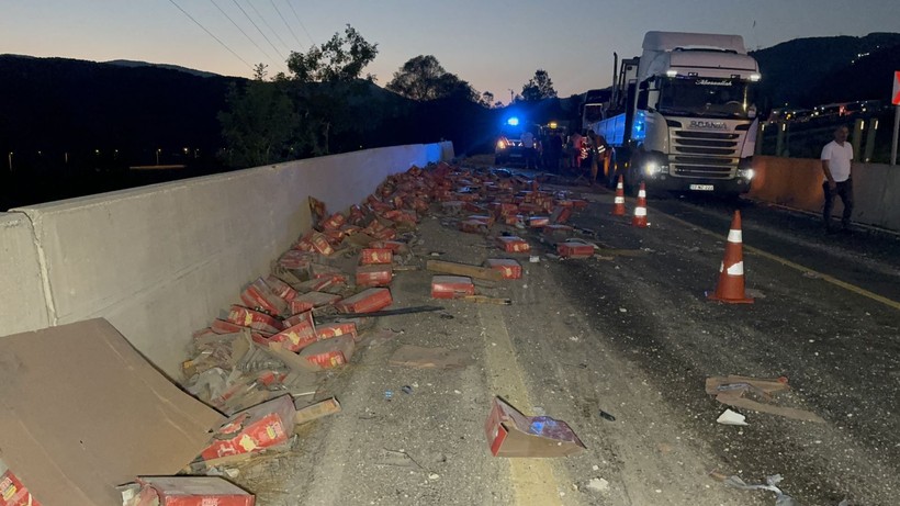 Düzce’de zincirleme kaza! Makarna yüklü tır, otobüs ve otomobile çarptı - Resim: 7