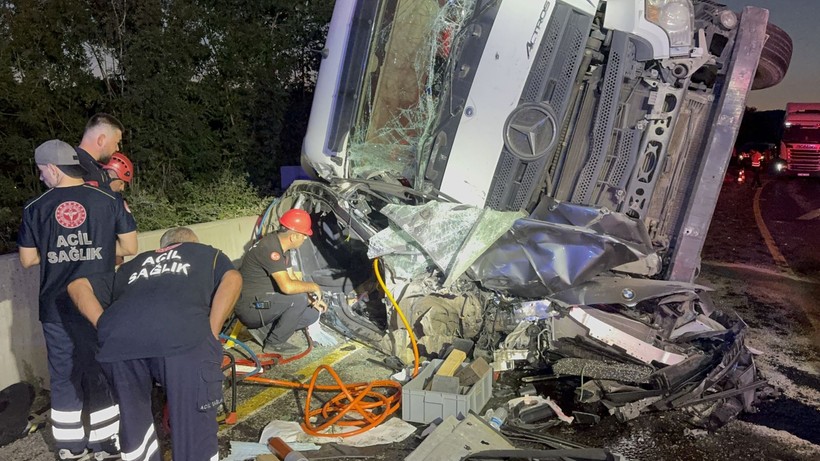 Düzce’de zincirleme kaza! Makarna yüklü tır, otobüs ve otomobile çarptı - Resim: 5