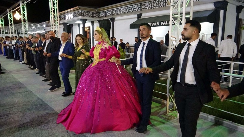 Bir aşiret düğünü klasiği! Geline 3 kilo altın, damada da 3 milyon lira takıldı - Resim: 10