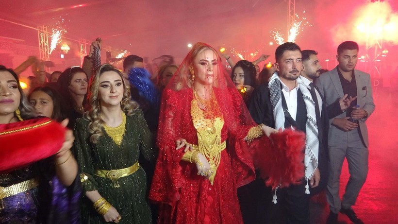 Bir aşiret düğünü klasiği! Geline 3 kilo altın, damada da 3 milyon lira takıldı - Resim: 8