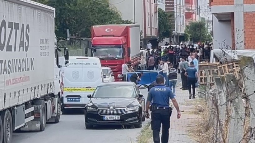 Arnavutköy'de sokak ortasında kadın cinayeti! Kendisinden kaçan eşini katleden adam kamerada - Resim: 6