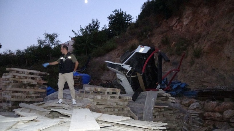El freni boşalan cip uçuruma yuvarlandı! Eşini ve 1 yaşındaki kızını kurtarmak isteyen babanın çabası işe yaramadı - Resim: 13
