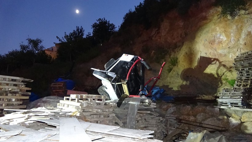 El freni boşalan cip uçuruma yuvarlandı! Eşini ve 1 yaşındaki kızını kurtarmak isteyen babanın çabası işe yaramadı - Resim: 12