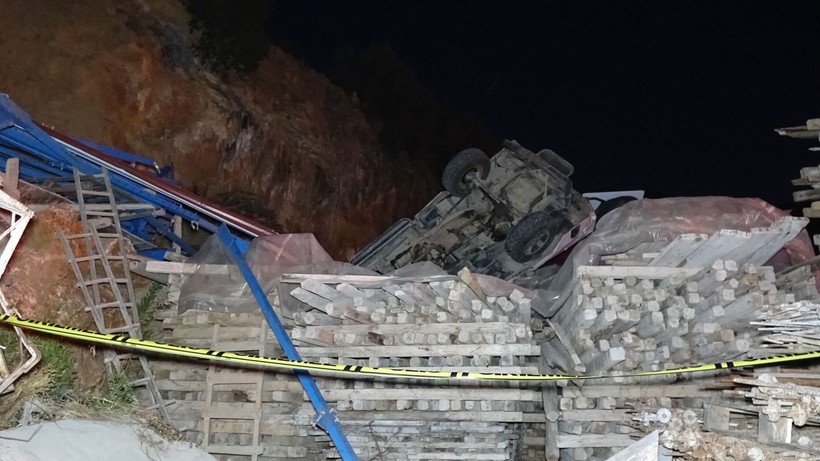 El freni boşalan cip uçuruma yuvarlandı! Eşini ve 1 yaşındaki kızını kurtarmak isteyen babanın çabası işe yaramadı - Resim: 10
