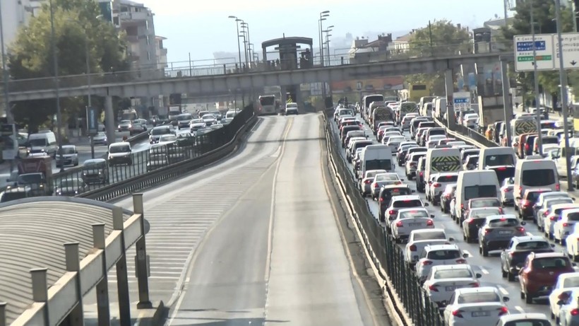 Metrobüs yolundaki çalışma nedeniyle Avcılar'da Kadıköy yönü trafiği kilitlendi - Resim: 8