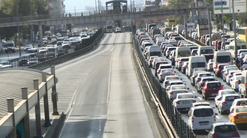 Metrobüs yolundaki çalışma nedeniyle Avcılar'da Kadıköy yönü trafiği kilitlendi - Resim: 7