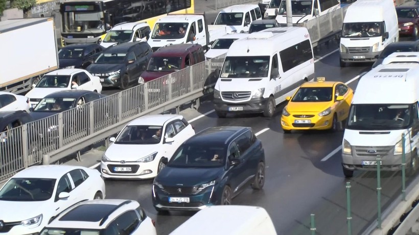 Metrobüs yolundaki çalışma nedeniyle Avcılar'da Kadıköy yönü trafiği kilitlendi - Resim: 5