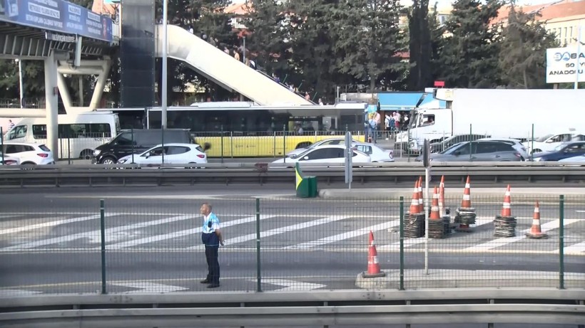 Metrobüs yolundaki çalışma nedeniyle Avcılar'da Kadıköy yönü trafiği kilitlendi - Resim: 6