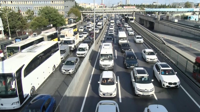 Metrobüs yolundaki çalışma nedeniyle Avcılar'da Kadıköy yönü trafiği kilitlendi - Resim: 9