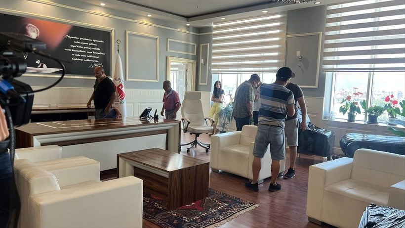 CHP'li Döşemealtı Belediye Başkanı'nın makam odasına haciz! Geriye sadece bir şey bıraktılar - Resim: 12