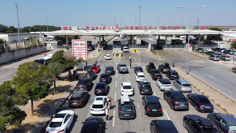 Dönüşe geçen gurbetçiler memleketlerinden aldıkları yiyecekleri de bagajlarında götürüyor - Resim: 10