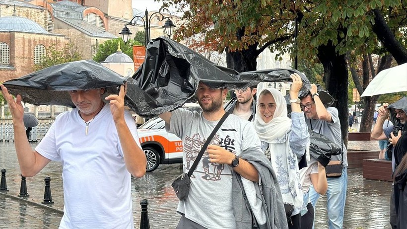 İstanbul'da sağanak etkili oldu! Bazı yollar göle döndü - Resim: 2