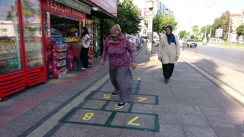 Mersin'de bu dükkanın önünden geçen sek sek oynuyor - Resim: 6