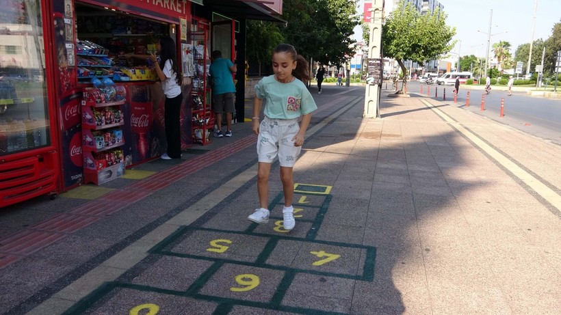 Mersin'de bu dükkanın önünden geçen sek sek oynuyor - Resim: 7