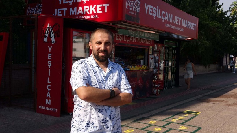 Mersin'de bu dükkanın önünden geçen sek sek oynuyor - Resim: 3