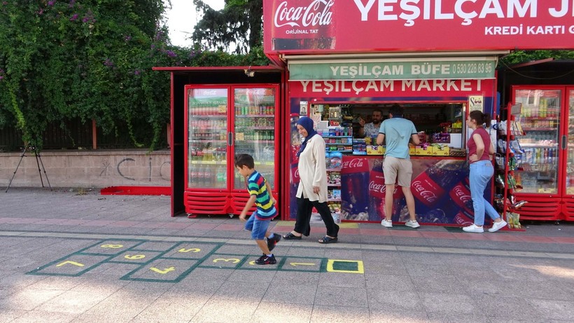 Mersin'de bu dükkanın önünden geçen sek sek oynuyor - Resim: 1