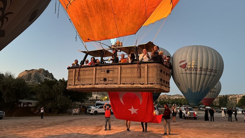 Kapadokya'da balonlar Türk bayraklarıyla uçtu - Resim: 7