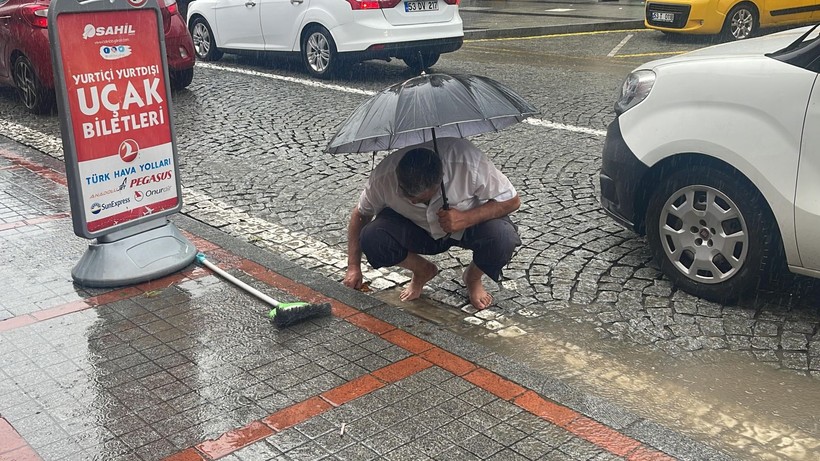 Rize'de şiddetli yağmurda cadde ve sokaklar göle döndü - Resim: 3