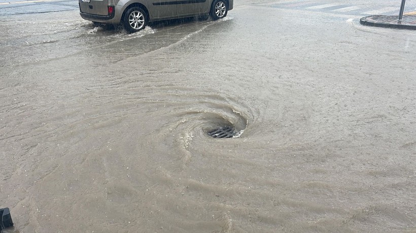 Rize'de şiddetli yağmurda cadde ve sokaklar göle döndü - Resim: 5