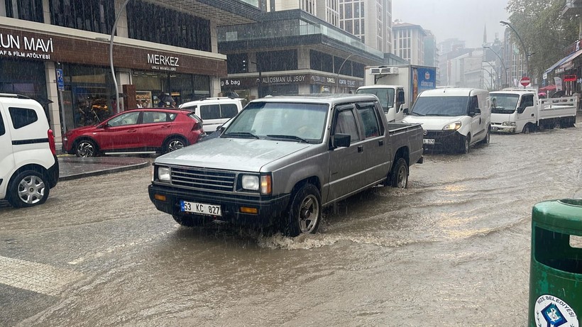 Rize'de şiddetli yağmurda cadde ve sokaklar göle döndü - Resim: 6