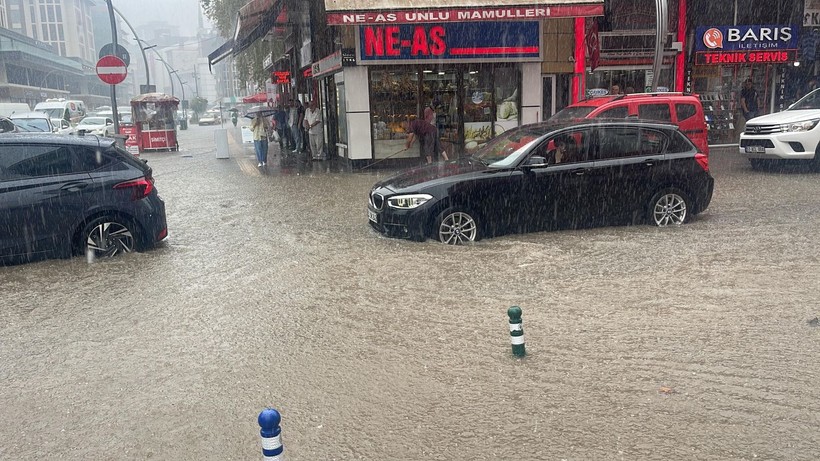 Rize'de şiddetli yağmurda cadde ve sokaklar göle döndü - Resim: 7