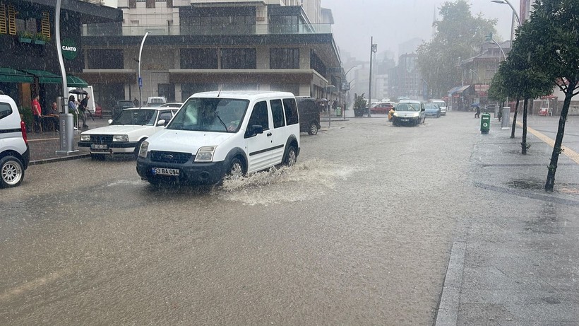 Rize'de şiddetli yağmurda cadde ve sokaklar göle döndü - Resim: 8