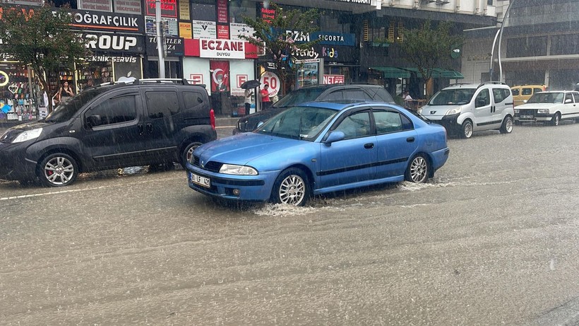 Rize'de şiddetli yağmurda cadde ve sokaklar göle döndü - Resim: 9