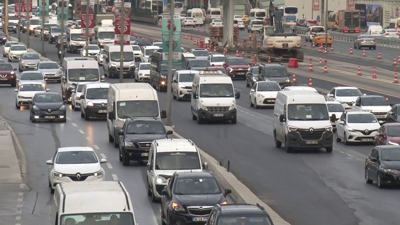 İstanbul'da eğitim-öğretim döneminin kısmen başlamasıyla trafik felç oldu - Resim: 1