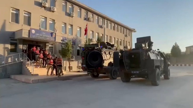 Diyarbakır'da dev operasyon: 15 milyon 882 bin kök kenevir ile 2,5 ton esrar ele geçirildi - Resim: 3