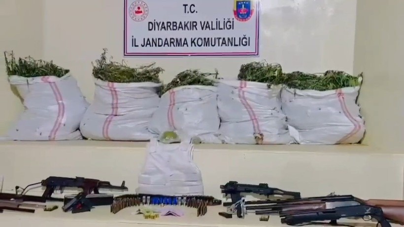 Diyarbakır'da dev operasyon: 15 milyon 882 bin kök kenevir ile 2,5 ton esrar ele geçirildi - Resim: 9