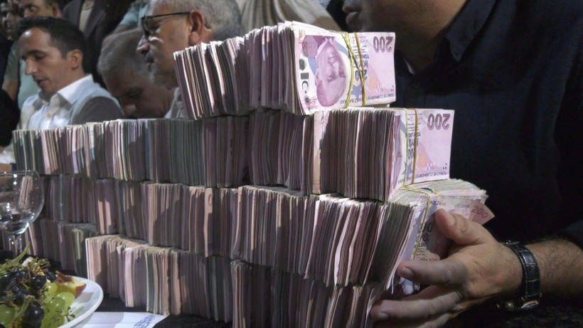 Bir aşiret düğünü klasiği! Geline 3 kilo altın, damada 4 milyon lira takıldı - Resim: 5