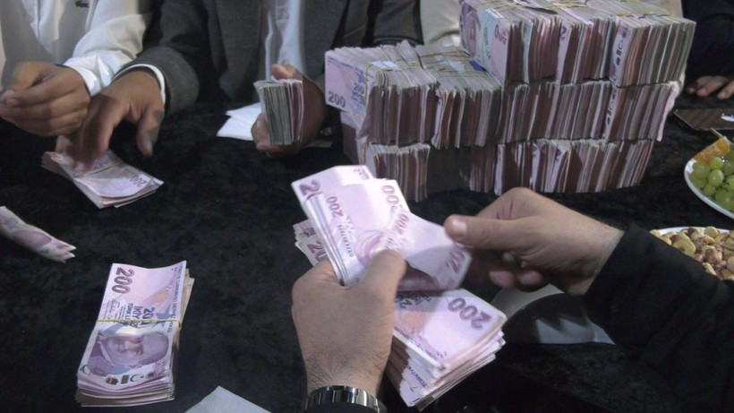 Bir aşiret düğünü klasiği! Geline 3 kilo altın, damada 4 milyon lira takıldı - Resim: 4