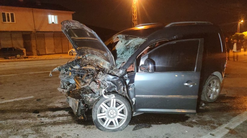 Köpeğe çarpmamak için kaza yaptı: 8 kişi yaralandı - Resim: 5