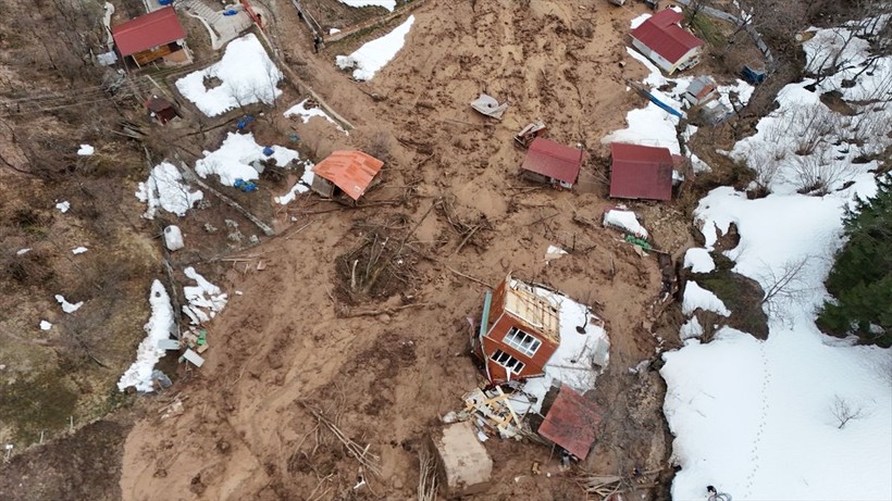 Artvin'de heyelan! 1 ev yıkıldı, 2 ev ağır hasar gördü - Resim: 5