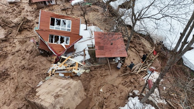 Artvin'de heyelan! 1 ev yıkıldı, 2 ev ağır hasar gördü - Resim: 6