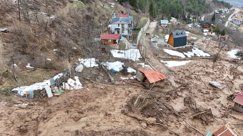 Artvin'de heyelan! 1 ev yıkıldı, 2 ev ağır hasar gördü - Resim: 7