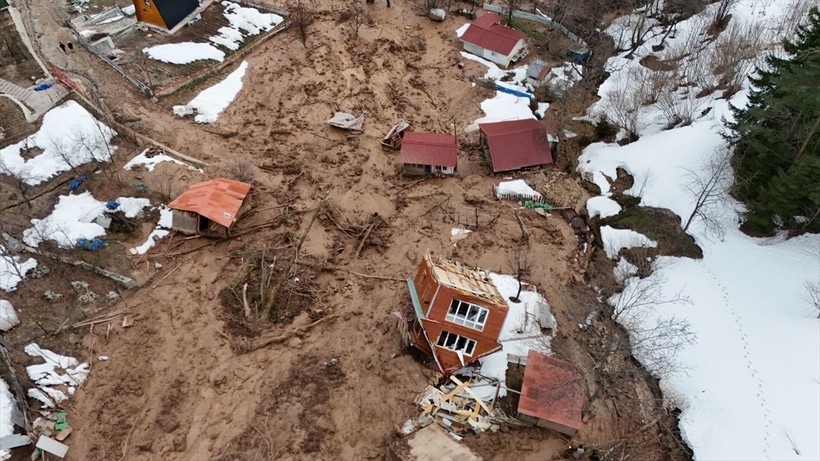 Artvin'de heyelan! 1 ev yıkıldı, 2 ev ağır hasar gördü - Resim: 8