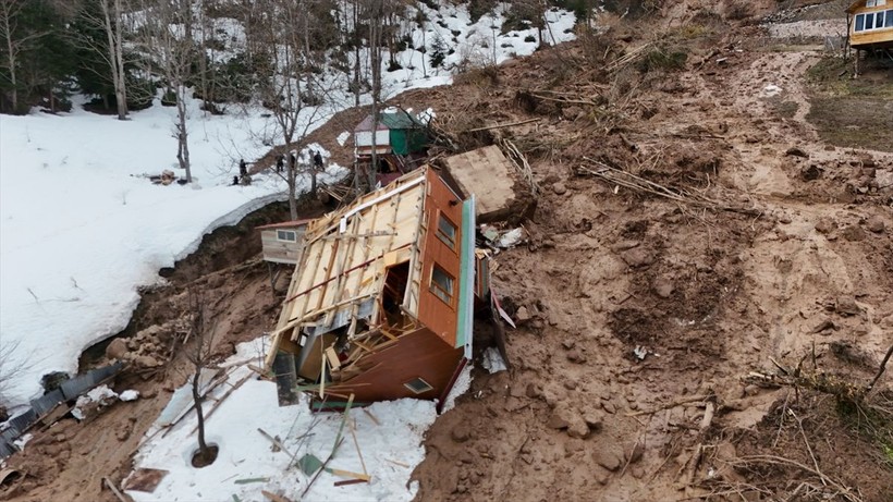 Artvin'de heyelan! 1 ev yıkıldı, 2 ev ağır hasar gördü - Resim: 1