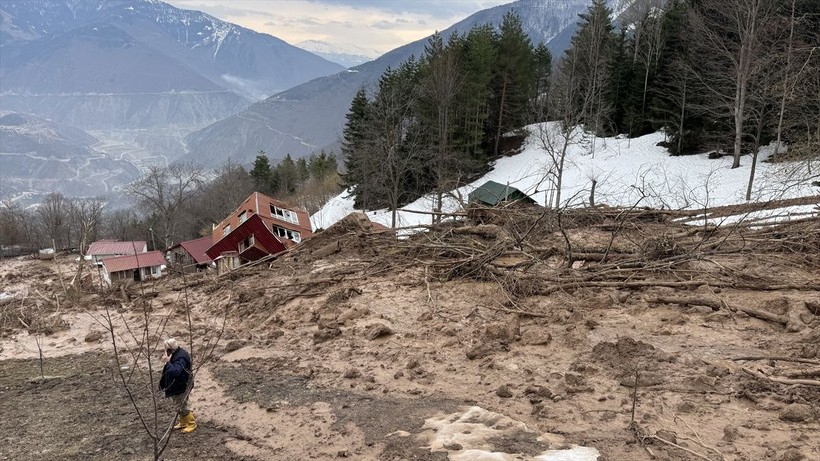 Artvin'de heyelan! 1 ev yıkıldı, 2 ev ağır hasar gördü - Resim: 2