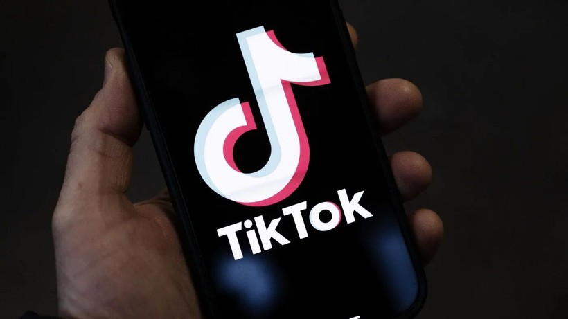 TikTok'ta mide bulandıran rezalet! Küçük çocuğu dudağından öptüğü görüntüleri paylaştı - Resim: 2