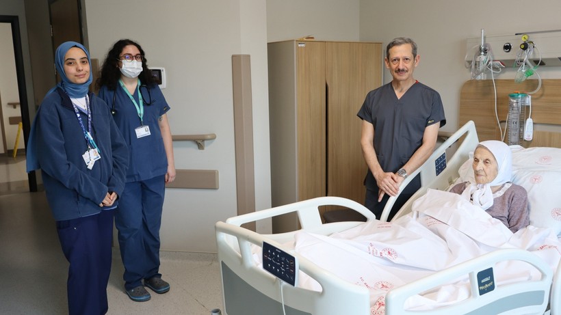 104 yaşındaki hasta, kalp ameliyatıyla sağlığına kavuştu - Resim : 1