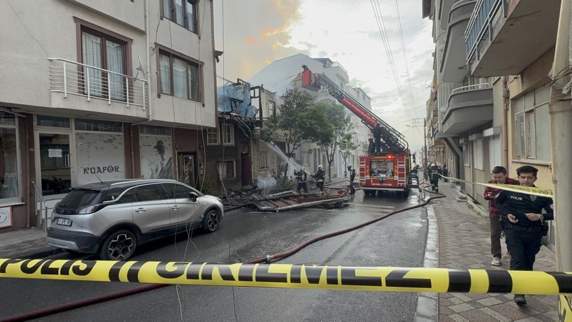 Kocaeli’de yanan ahşap ev, 2 itfaiye erinin üzerine düştü - Resim: 5