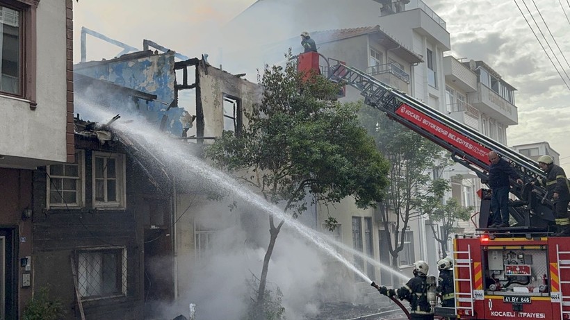 Kocaeli’de yanan ahşap ev, 2 itfaiye erinin üzerine düştü - Resim: 6