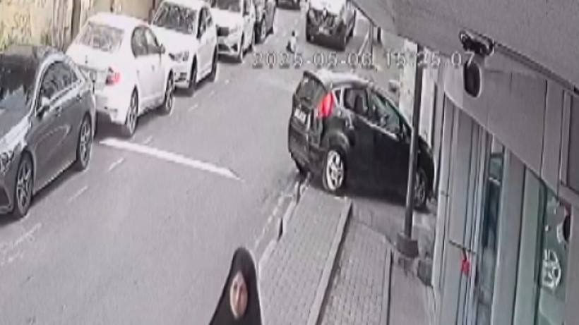 Gaziosmanpaşa'da korkunç kaza! Küçük Metehan abisini beklerken servis minibüsünün altında kaldı - Resim: 3