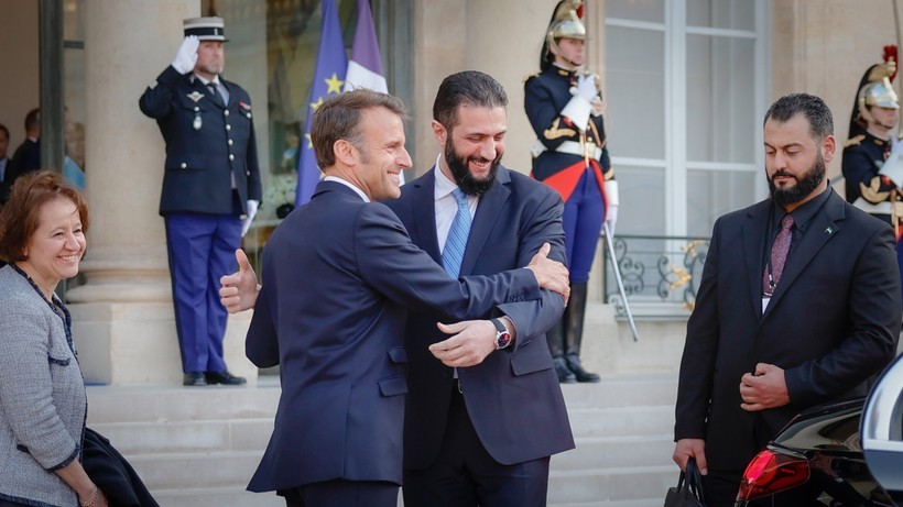 Macron: AB, Suriye'ye yönelik ‘yaptırımları kademeli olarak kaldırmaya’ devam edecek - Resim : 1