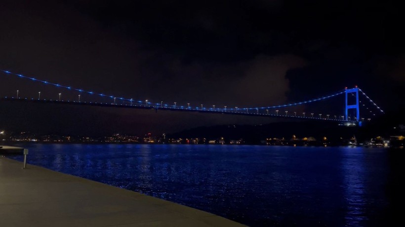 FSM Köprüsü, Engelliler Haftası dolayısıyla mavi renge büründü - Resim: 4