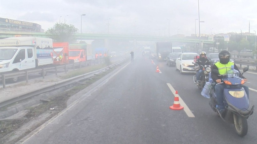 D-100'de trafiği kilitleyen kaza! Alçı yüklü TIR bariyerlere çarptı - Resim: 14